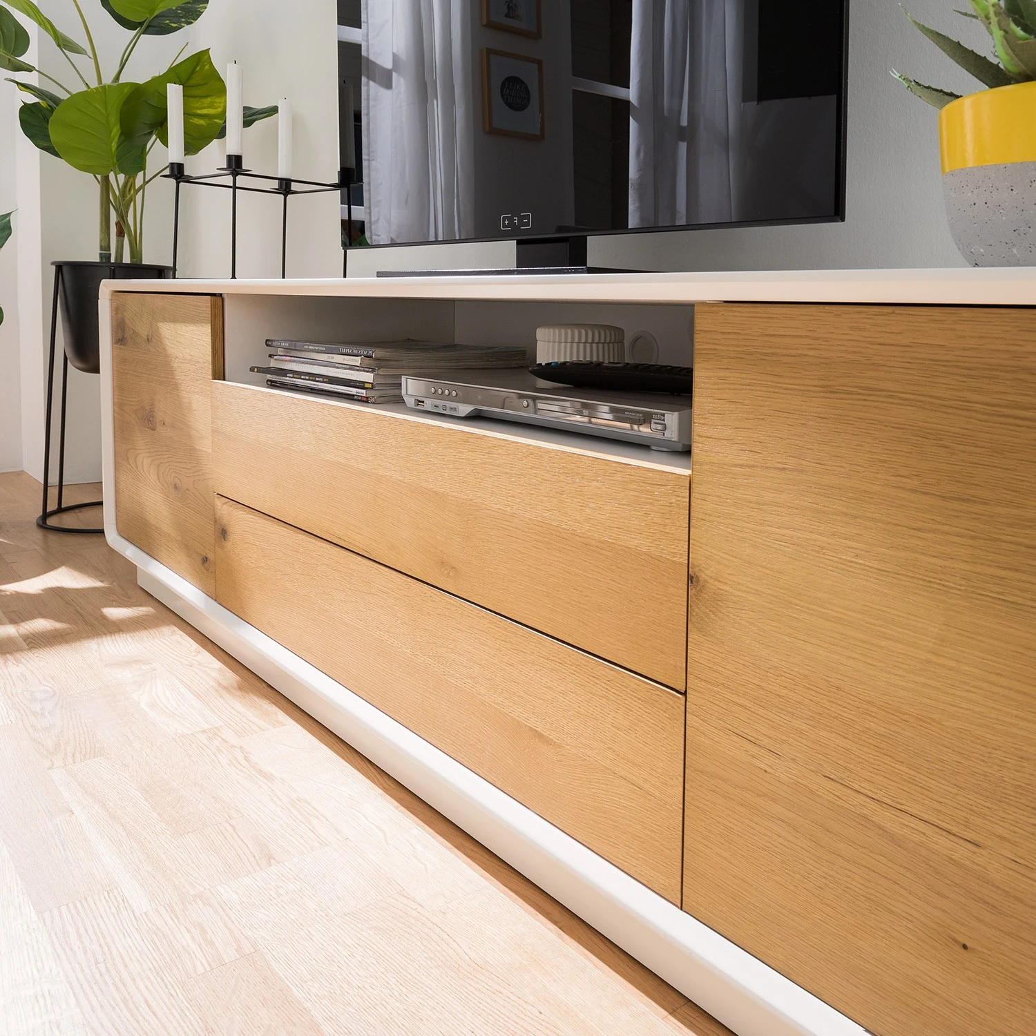 Mørteens TV-Lowboard Boge II - Asteiche / Matt Weiß 7 Mørteens TV-Lowboard Boge II - Asteiche / Matt Weiß – Bild 7