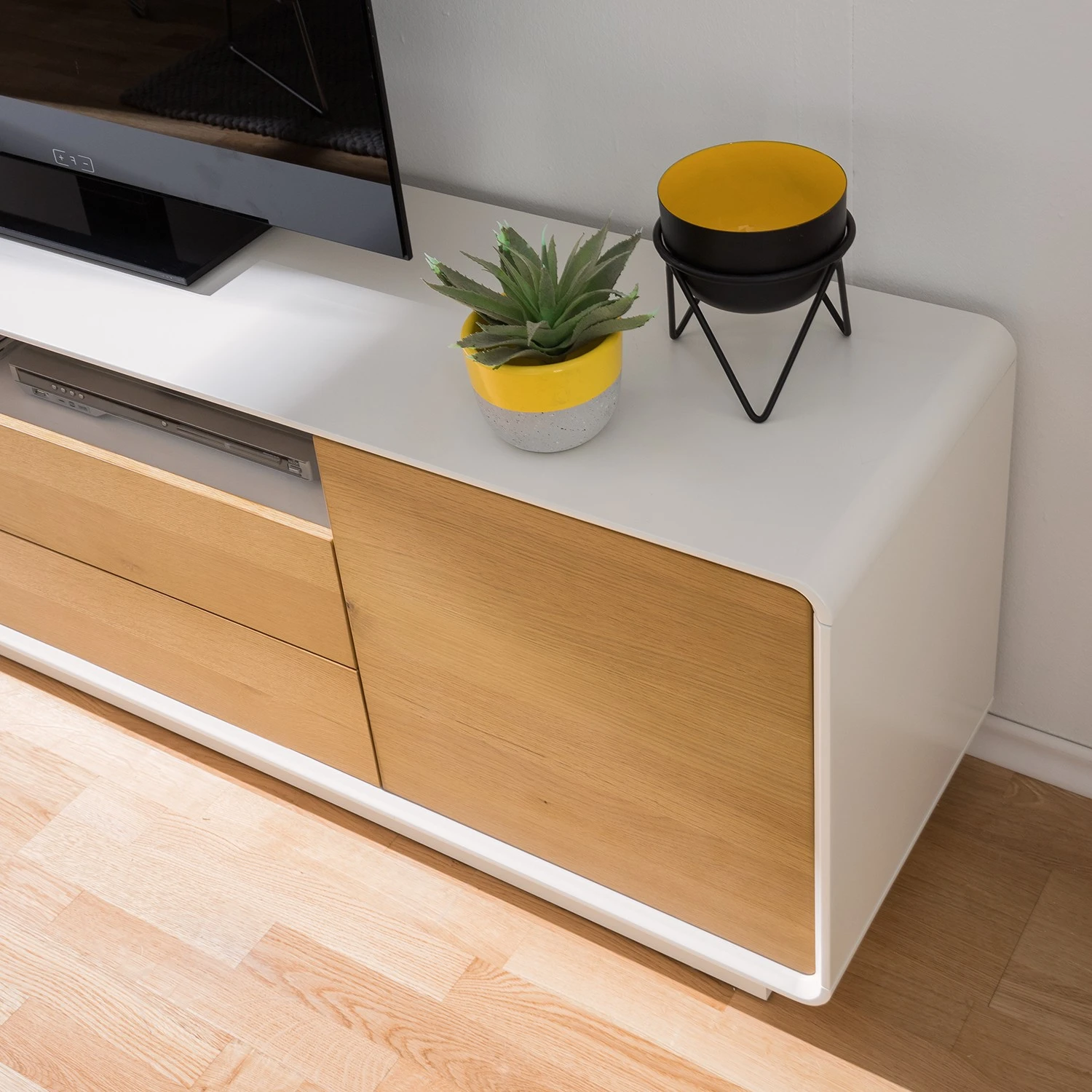 Mørteens TV-Lowboard Boge II - Asteiche / Matt Weiß 9 Mørteens TV-Lowboard Boge II - Asteiche / Matt Weiß – Bild 9