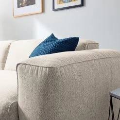 Studio Copenhagen Ecksofa HUDSON 1,5-Sitzer mit Longchair - Webstoff Saia: Beige - Longchair davorstehend links -Wohnzimmermöbel boutique en ligne 1000123836 190916 13150900021 DETAILS P000000001000123836 1