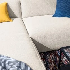 Studio Copenhagen Ecksofa HUDSON 1,5-Sitzer mit Longchair - Webstoff Saia: Beige - Longchair davorstehend links -Wohnzimmermöbel boutique en ligne 1000123836 190916 13150900023 DETAILS P000000001000123836 1