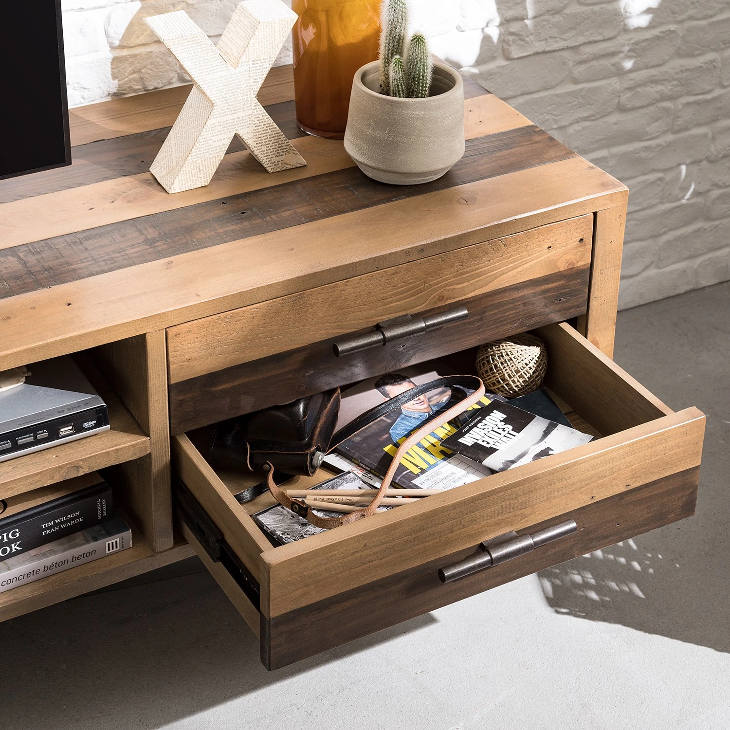 Ars manufacti TV-Lowboard Tamati III - Pinie massiv / Eisen - Pinie / Schwarz 11 Ars manufacti TV-Lowboard Tamati III - Pinie massiv / Eisen - Pinie / Schwarz – Bild 11