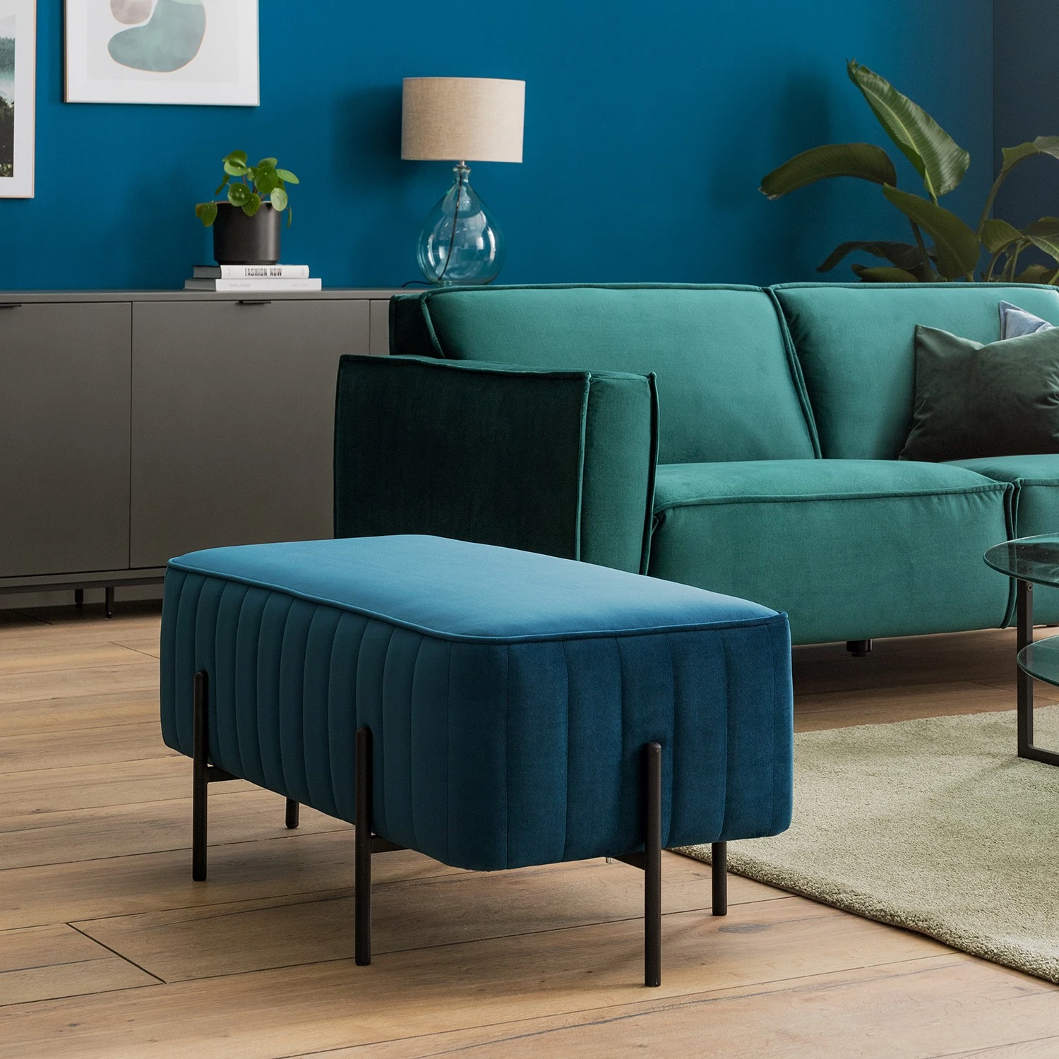 Jack & Alice Polsterhocker Raich I - Samt - Dunkelblau 2 Jack & Alice Polsterhocker Raich I - Samt - Dunkelblau – Bild 2