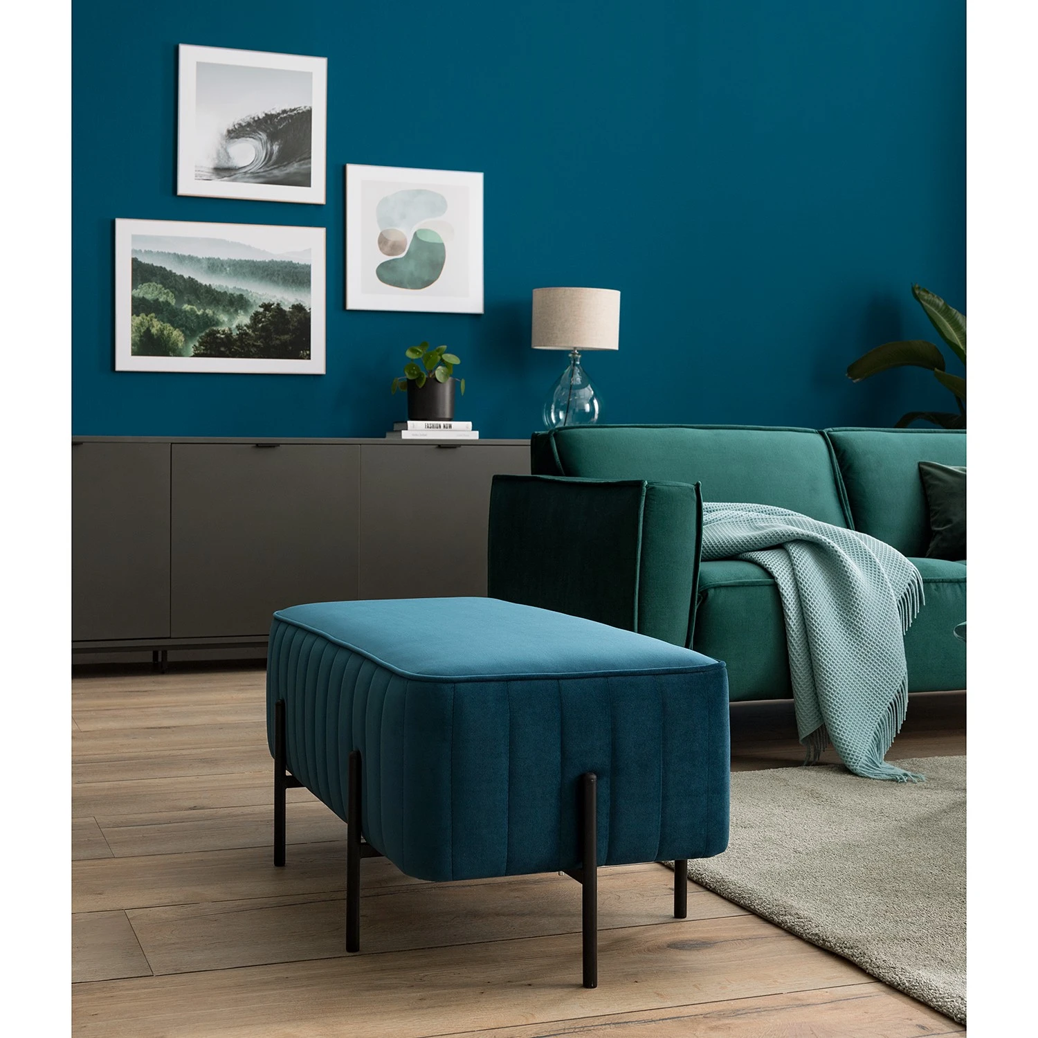 Jack & Alice Polsterhocker Raich I - Samt - Dunkelblau 3 Jack & Alice Polsterhocker Raich I - Samt - Dunkelblau – Bild 3
