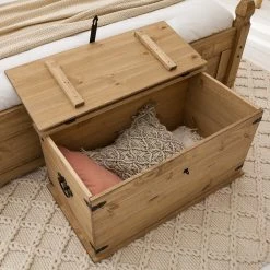 Maison Belfort Truhe Finca Rustica - Kiefer massiv - Kiefer Natur -Wohnzimmermöbel boutique en ligne 1000178021 200507 14113100002 MOOD DETAILS P000000001000178021 mood