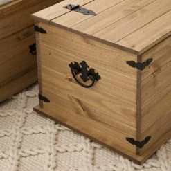 Maison Belfort Truhe Finca Rustica - Kiefer massiv - Kiefer Natur -Wohnzimmermöbel boutique en ligne 1000178021 200507 14113200003 DETAILS P000000001000178021