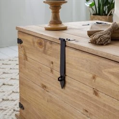 Maison Belfort Truhe Finca Rustica - Kiefer massiv - Kiefer Natur -Wohnzimmermöbel boutique en ligne 1000178021 200511 13523800004 DETAILS P000000001000178021