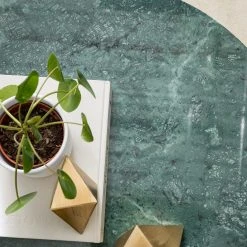 Studio Copenhagen Couchtisch Menou II - Marmor / Metall - Grün / Gold 21 Studio Copenhagen Couchtisch Menou II - Marmor / Metall - Grün / Gold -Wohnzimmermöbel boutique en ligne 1000210777 200430 13190300019 DETAILS P000000001000210777