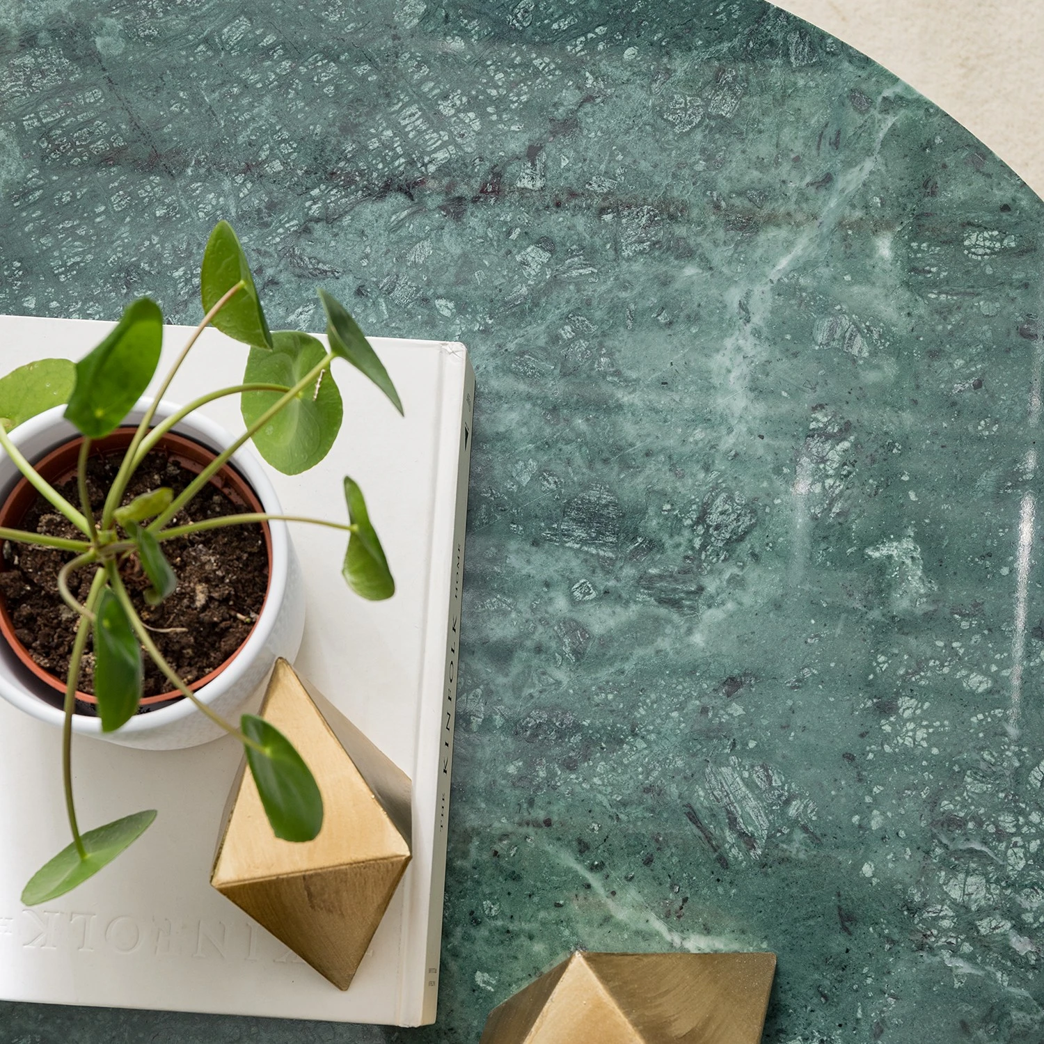 Studio Copenhagen Couchtisch Menou II - Marmor / Metall - Grün / Gold 10 Studio Copenhagen Couchtisch Menou II - Marmor / Metall - Grün / Gold – Bild 10