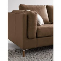 Studio Copenhagen Ecksofa COSO Classic+ mit Ottomane - Echtleder Taru: Nougat - Breite: 245 cm - Ottomane davorstehend rechts - Bettkasten - Eiche Dunkel -Wohnzimmermöbel boutique en ligne 1000212869 201008 13335600236 DETAILS P000000001000212869