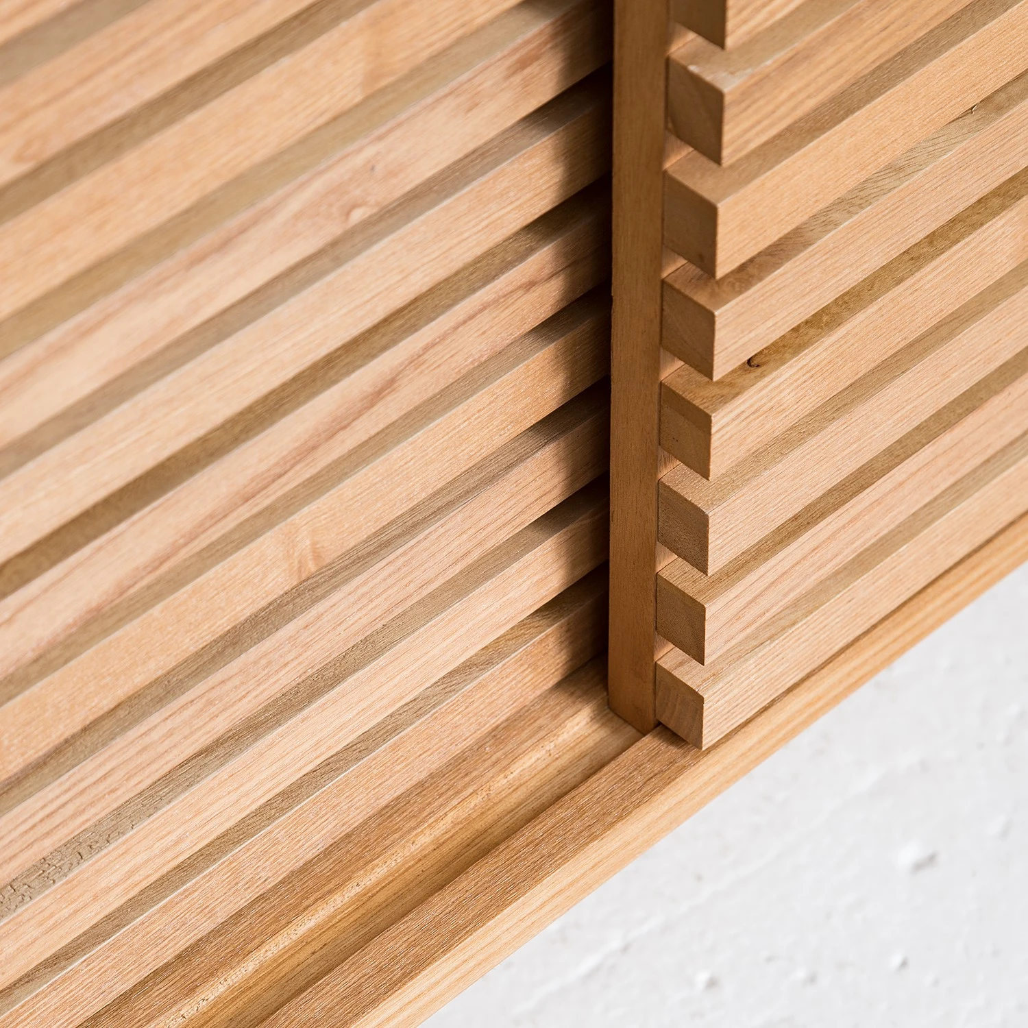 Studio Copenhagen TV-Lowboard Saido - Esche massiv 24 Studio Copenhagen TV-Lowboard Saido - Esche massiv – Bild 24