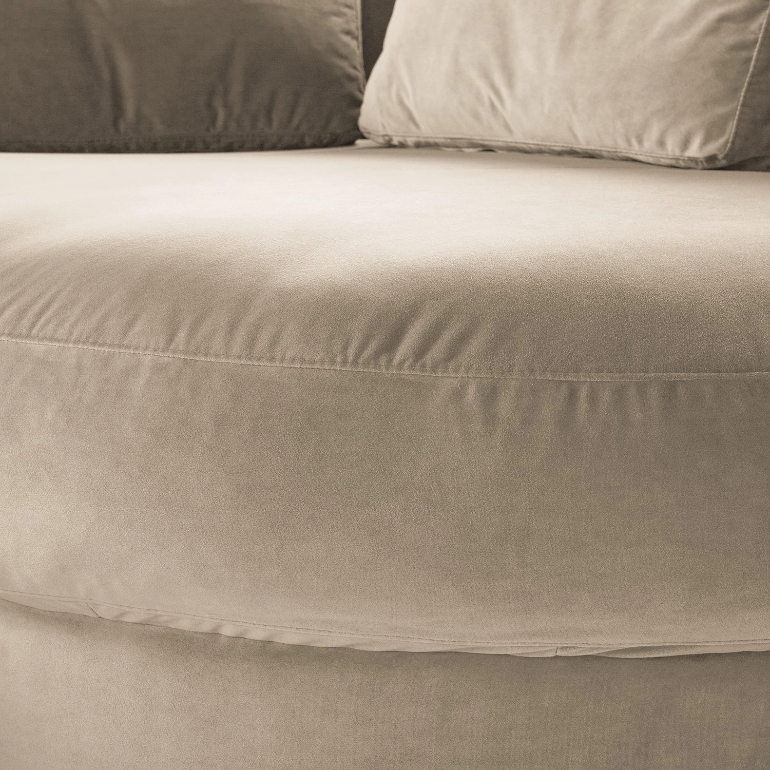 Studio Copenhagen Ecksofa Willows II - Samt Shyla: Beige - Ottomane davorstehend rechts 15 Studio Copenhagen Ecksofa Willows II - Samt Shyla: Beige - Ottomane davorstehend rechts – Bild 15