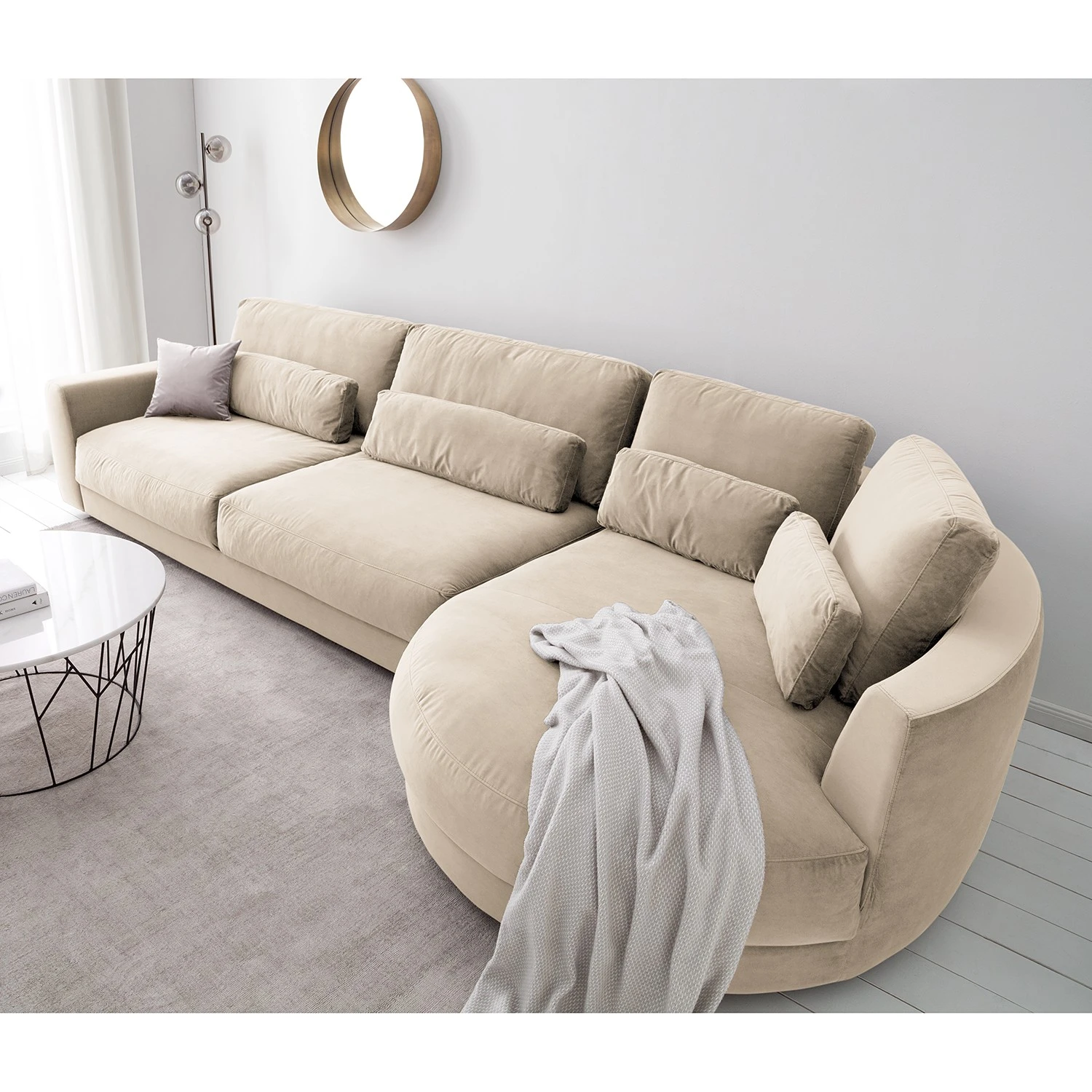 Studio Copenhagen Ecksofa Willows II - Samt Shyla: Beige - Ottomane davorstehend rechts 2 Studio Copenhagen Ecksofa Willows II - Samt Shyla: Beige - Ottomane davorstehend rechts – Bild 2