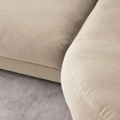 Studio Copenhagen Ecksofa Willows II - Samt Shyla: Beige - Ottomane davorstehend rechts 28 Studio Copenhagen Ecksofa Willows II - Samt Shyla: Beige - Ottomane davorstehend rechts -Wohnzimmermöbel boutique en ligne 1000218190 210119 16175400440 DETAILS P000000001000218190