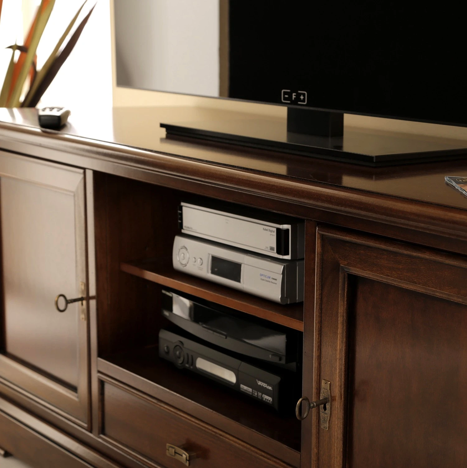 Ridgevalley TV-Lowboard Brieux I - Tulpenbaum teilmassiv - Tulpenbaum Antik 5 Ridgevalley TV-Lowboard Brieux I - Tulpenbaum teilmassiv - Tulpenbaum Antik – Bild 5