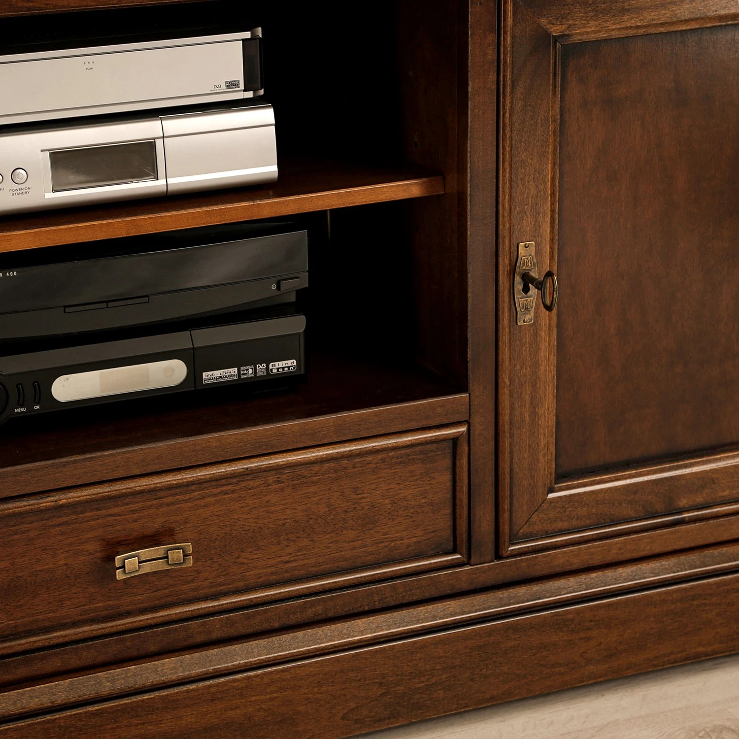 Ridgevalley TV-Lowboard Brieux I - Tulpenbaum teilmassiv - Tulpenbaum Antik 9 Ridgevalley TV-Lowboard Brieux I - Tulpenbaum teilmassiv - Tulpenbaum Antik – Bild 9