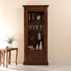 Ridgevalley Standvitrine Brieux - Tulpenbaum teilmassiv - Tulpenbaum Antik 15 Ridgevalley Standvitrine Brieux - Tulpenbaum teilmassiv - Tulpenbaum Antik -Wohnzimmermöbel boutique en ligne 1000230613 201113 12530800035 MOOD DETAILS P000000001000230613 mood