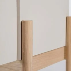 Studio Copenhagen Sideboard Cooby II - Muschelweiß / Eiche Hell -Wohnzimmermöbel boutique en ligne 1000276948 220713 055 DETAILS P000000001000276948