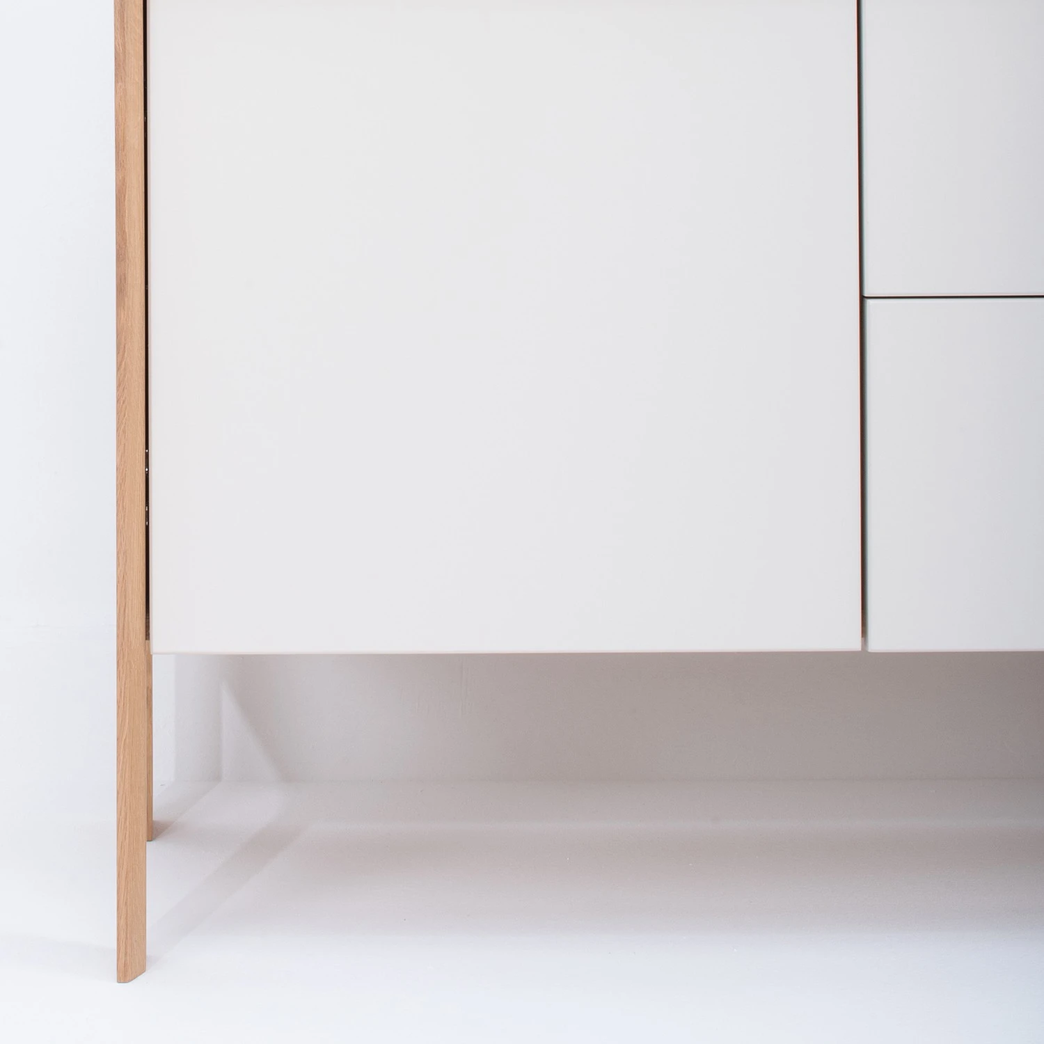 Studio Copenhagen Sideboard Maayka I - Eiche teilmassiv - Mushroom Creme / Eiche Hell 14 Studio Copenhagen Sideboard Maayka I - Eiche teilmassiv - Mushroom Creme / Eiche Hell – Bild 14