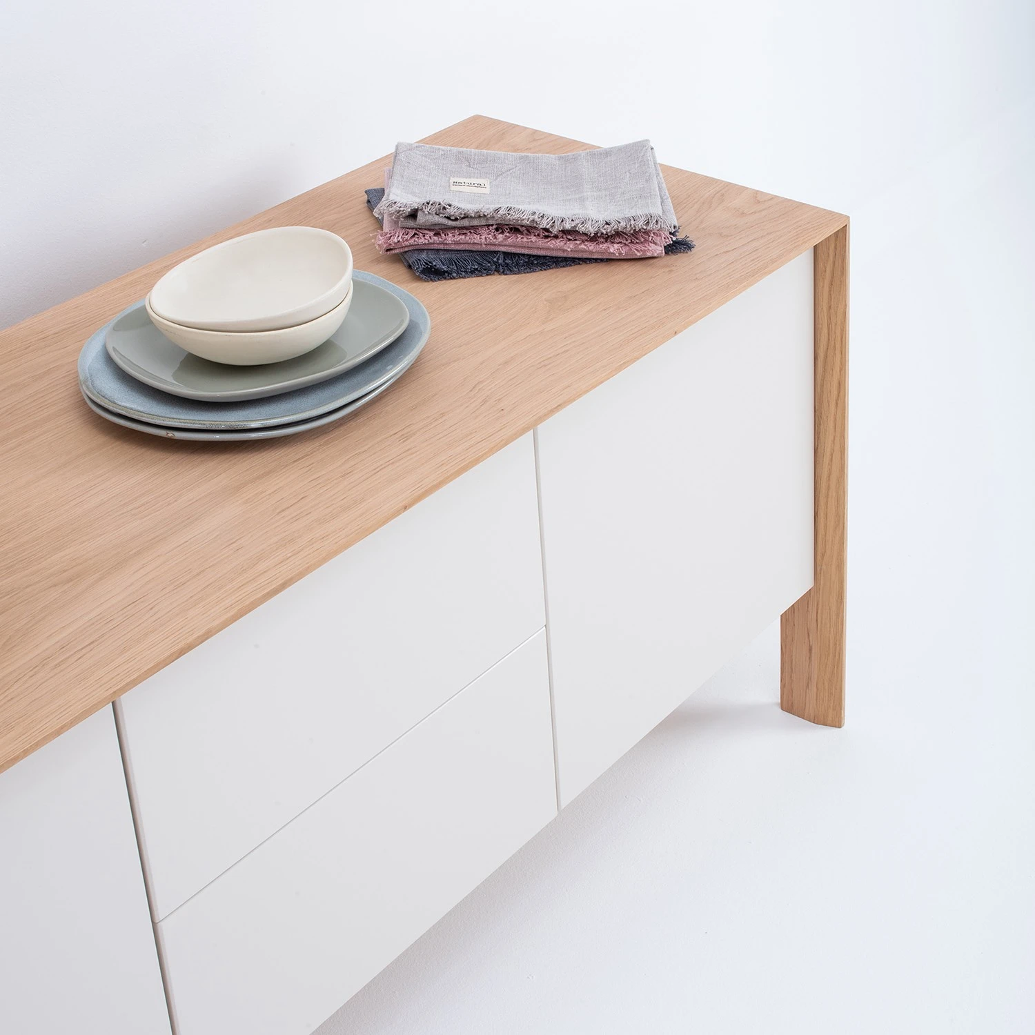 Studio Copenhagen Sideboard Maayka I - Eiche teilmassiv - Mushroom Creme / Eiche Hell 15 Studio Copenhagen Sideboard Maayka I - Eiche teilmassiv - Mushroom Creme / Eiche Hell – Bild 15