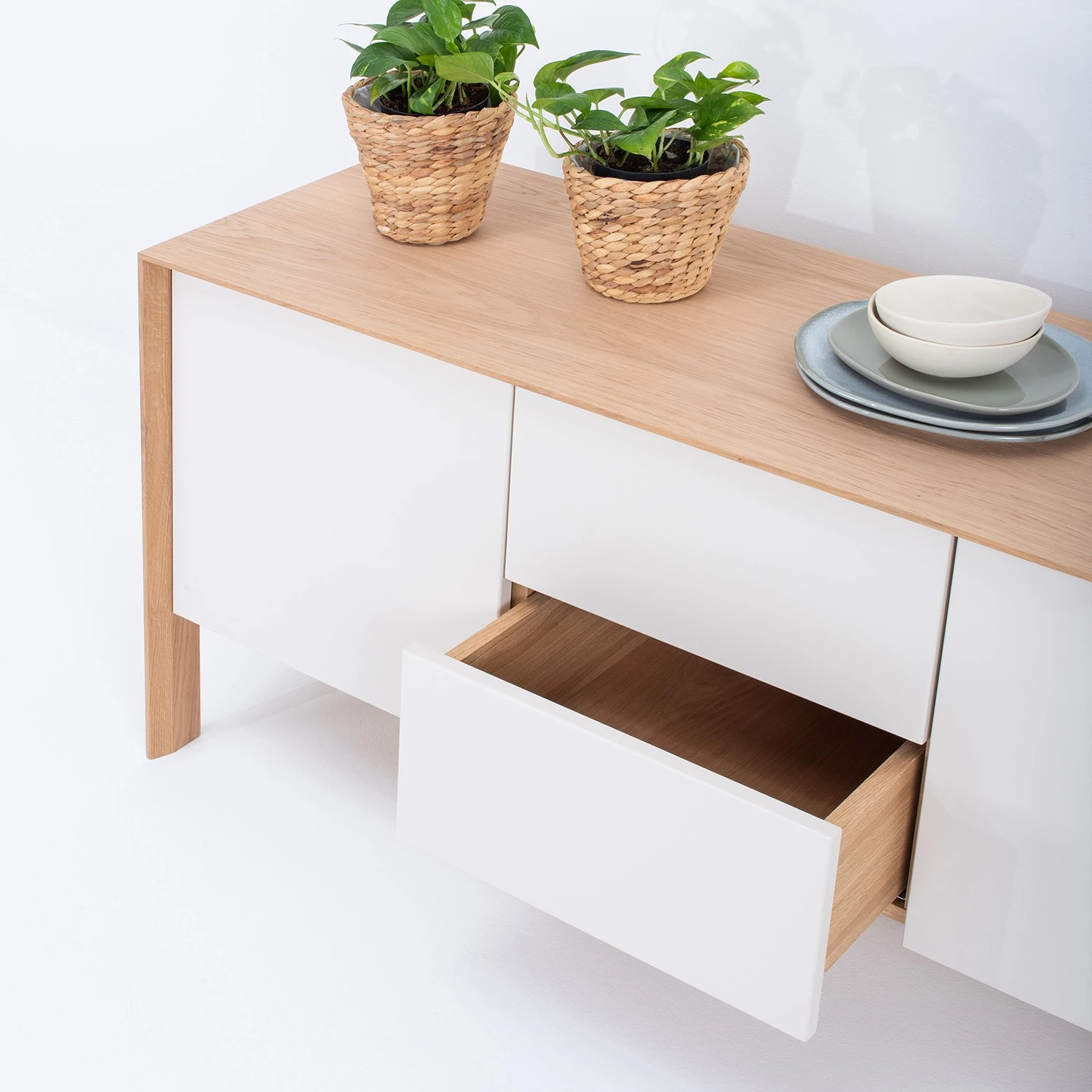 Studio Copenhagen Sideboard Maayka I - Eiche teilmassiv - Mushroom Creme / Eiche Hell 17 Studio Copenhagen Sideboard Maayka I - Eiche teilmassiv - Mushroom Creme / Eiche Hell – Bild 17