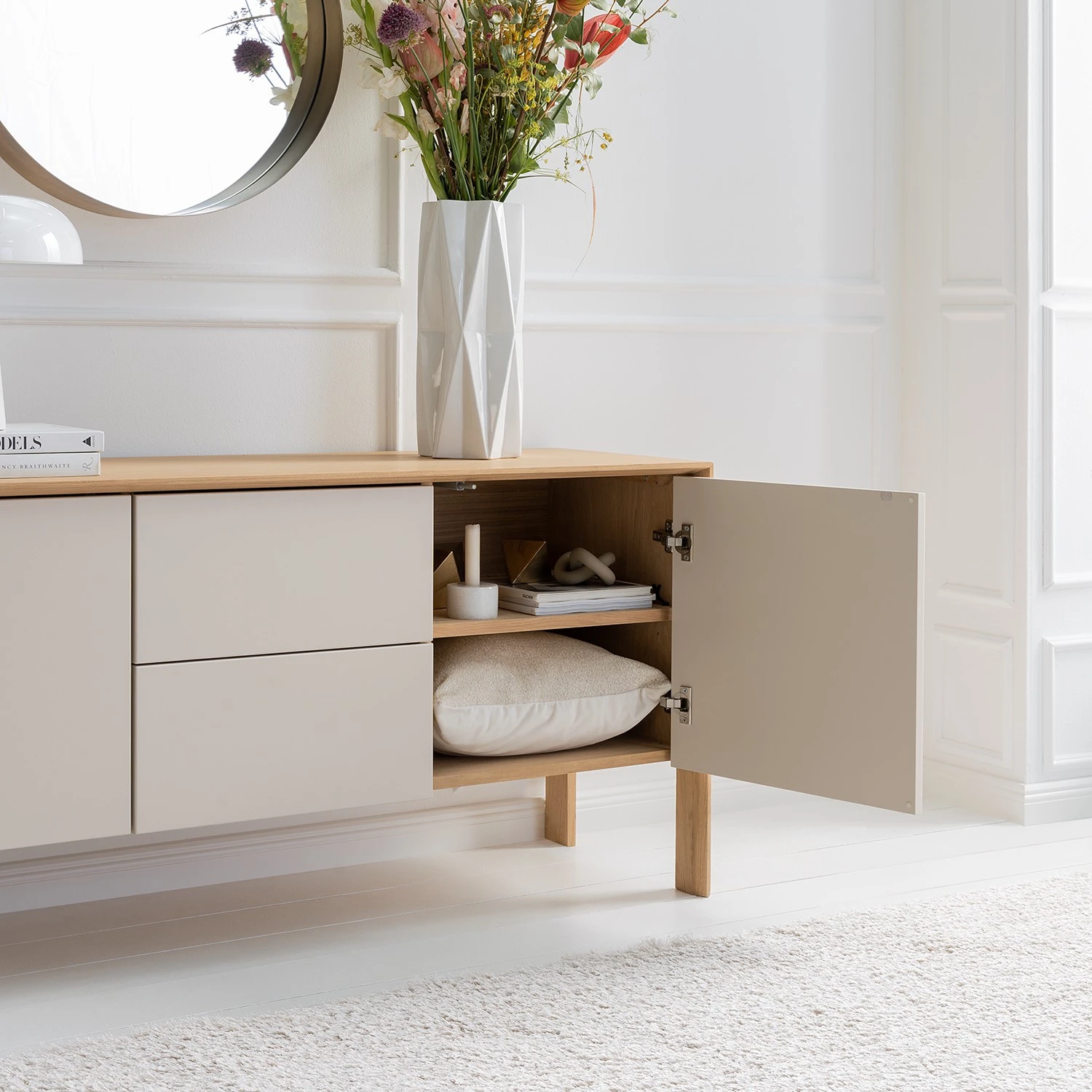 Studio Copenhagen Sideboard Maayka I - Eiche teilmassiv - Mushroom Creme / Eiche Hell 3 Studio Copenhagen Sideboard Maayka I - Eiche teilmassiv - Mushroom Creme / Eiche Hell – Bild 3