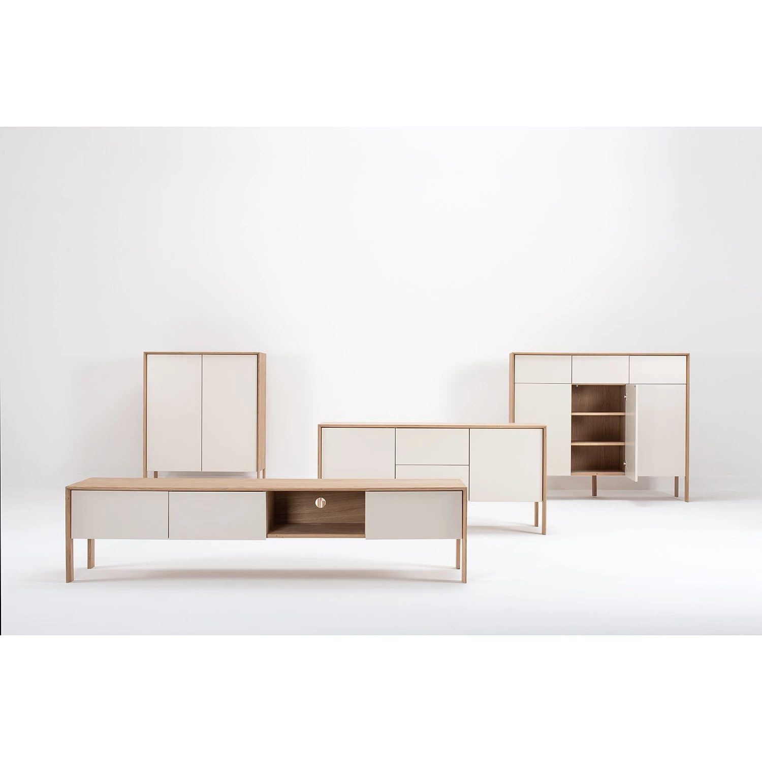 Studio Copenhagen Sideboard Maayka III - Eiche teilmassiv - Mushroom Creme / Eiche Hell 2 Studio Copenhagen Sideboard Maayka III - Eiche teilmassiv - Mushroom Creme / Eiche Hell – Bild 2