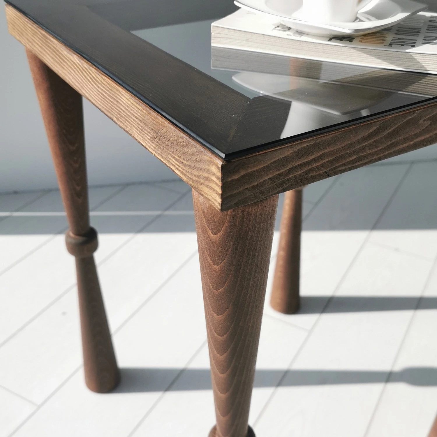 Ars Natura Beistelltisch Donatella - Glas / Walnuss massiv - Rauchschwarz / Walnuss 8 Ars Natura Beistelltisch Donatella - Glas / Walnuss massiv - Rauchschwarz / Walnuss – Bild 8