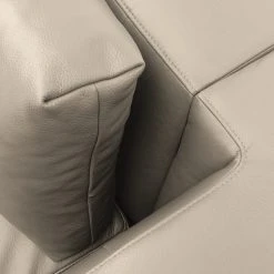 Studio Copenhagen Ecksofa Madison I - Echtleder Neka: Hellgrau - Breite: 319 cm - Ottomane davorstehend links 18 Studio Copenhagen Ecksofa Madison I - Echtleder Neka: Hellgrau - Breite: 319 cm - Ottomane davorstehend links -Wohnzimmermöbel boutique en ligne 1000333898 220301 090 DETAILS P000000001000333898