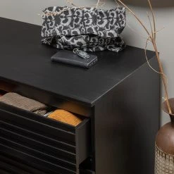 Red Living Kommode Rayong II - Kiefer massiv - Kiefer Schwarz 9 Red Living Kommode Rayong II - Kiefer massiv - Kiefer Schwarz -Wohnzimmermöbel boutique en ligne 1000342090 220401 040 DETAILS P000000001000342090