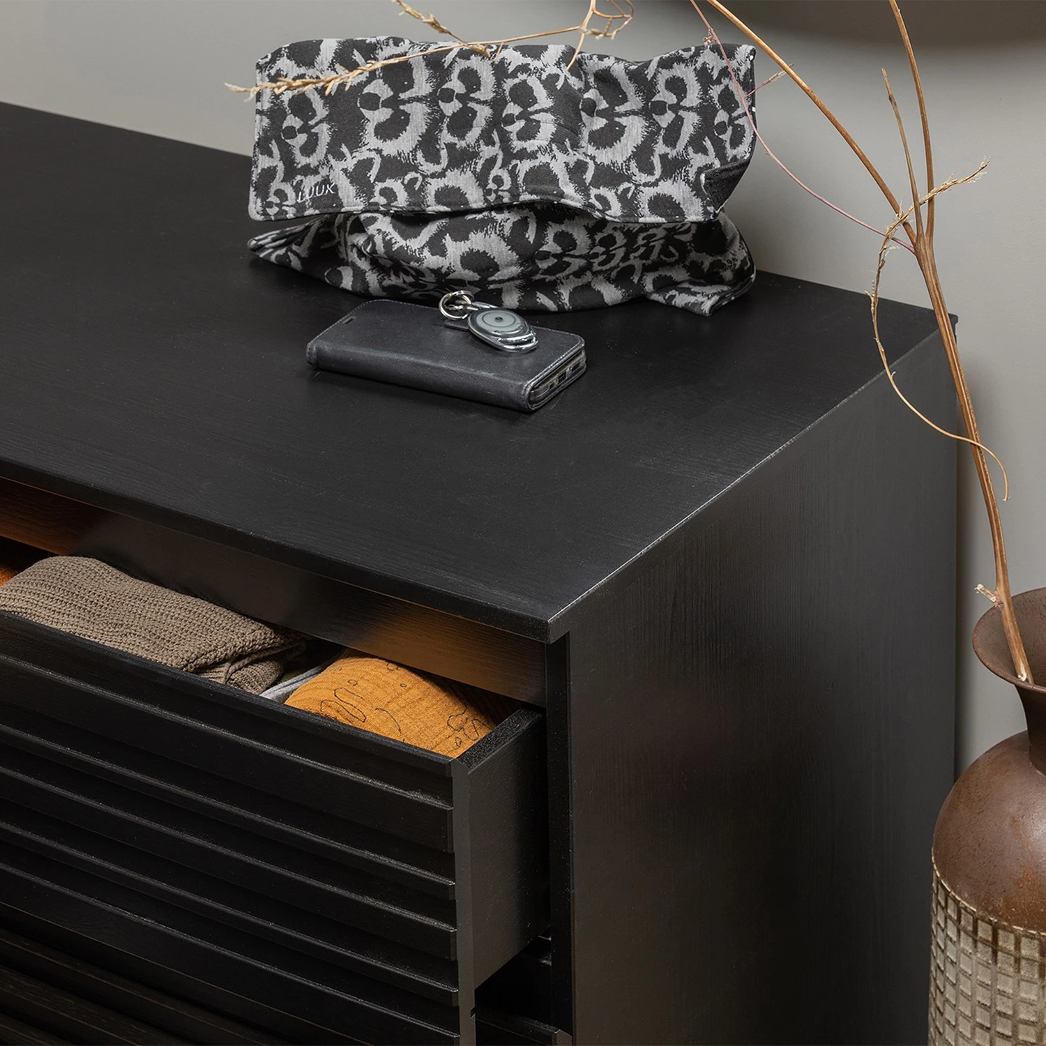 Red Living Kommode Rayong II - Kiefer massiv - Kiefer Schwarz 4 Red Living Kommode Rayong II - Kiefer massiv - Kiefer Schwarz – Bild 4