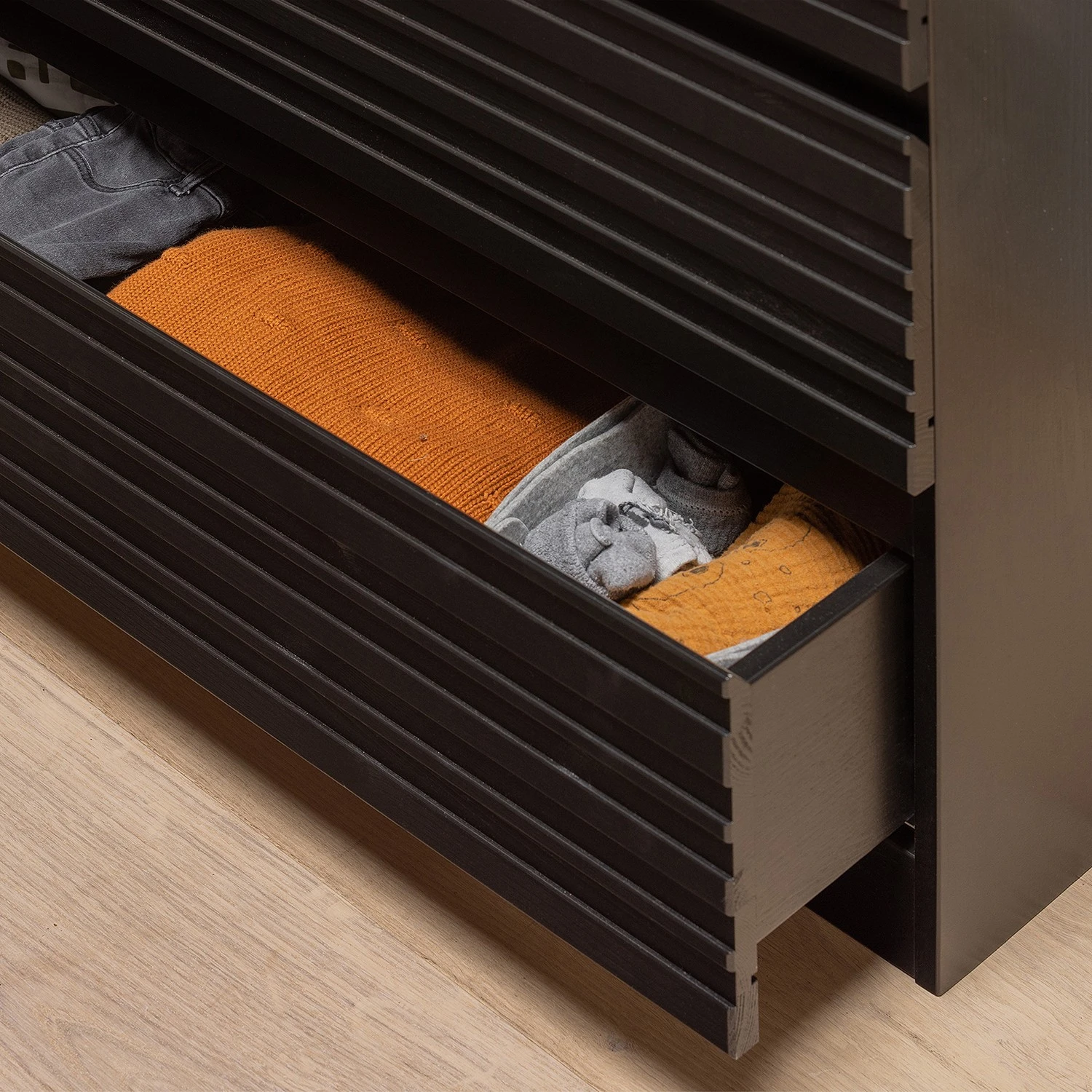 Red Living Kommode Rayong II - Kiefer massiv - Kiefer Schwarz 6 Red Living Kommode Rayong II - Kiefer massiv - Kiefer Schwarz – Bild 6