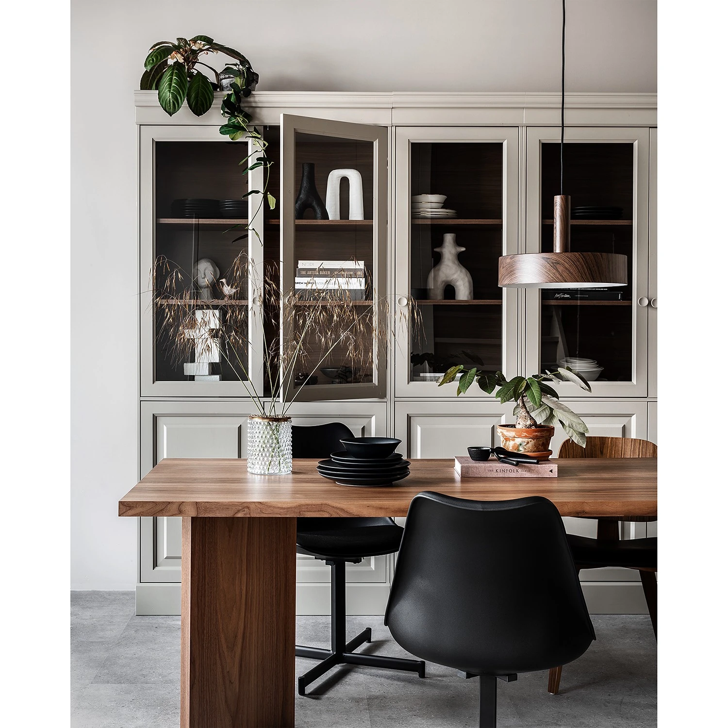 Ridgevalley Vitrinenschrank Solari - Kiefer massiv - Kiefer Grau 2 Ridgevalley Vitrinenschrank Solari - Kiefer massiv - Kiefer Grau – Bild 2