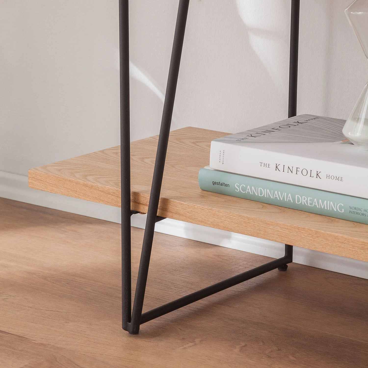 Studio Copenhagen Regal Anadyr - Schwarz / Esche 11 Studio Copenhagen Regal Anadyr - Schwarz / Esche – Bild 11